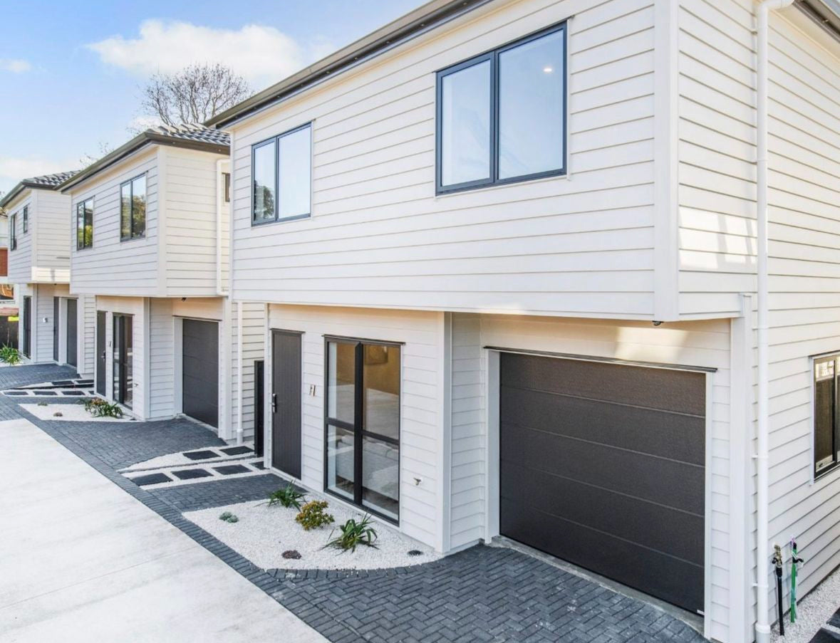 SINGLE- Insulated Sectional Panel Garage Door. (2.1M high choose your Width)